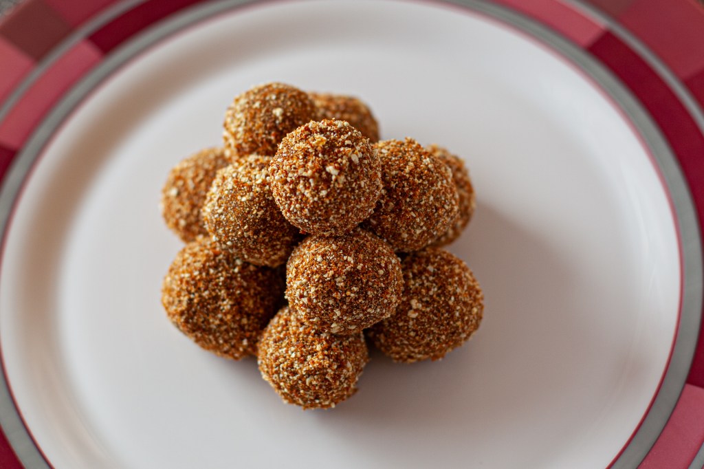 Kroglice z okusom tiramisuja, ovite v zmlete kokice s karamelo.